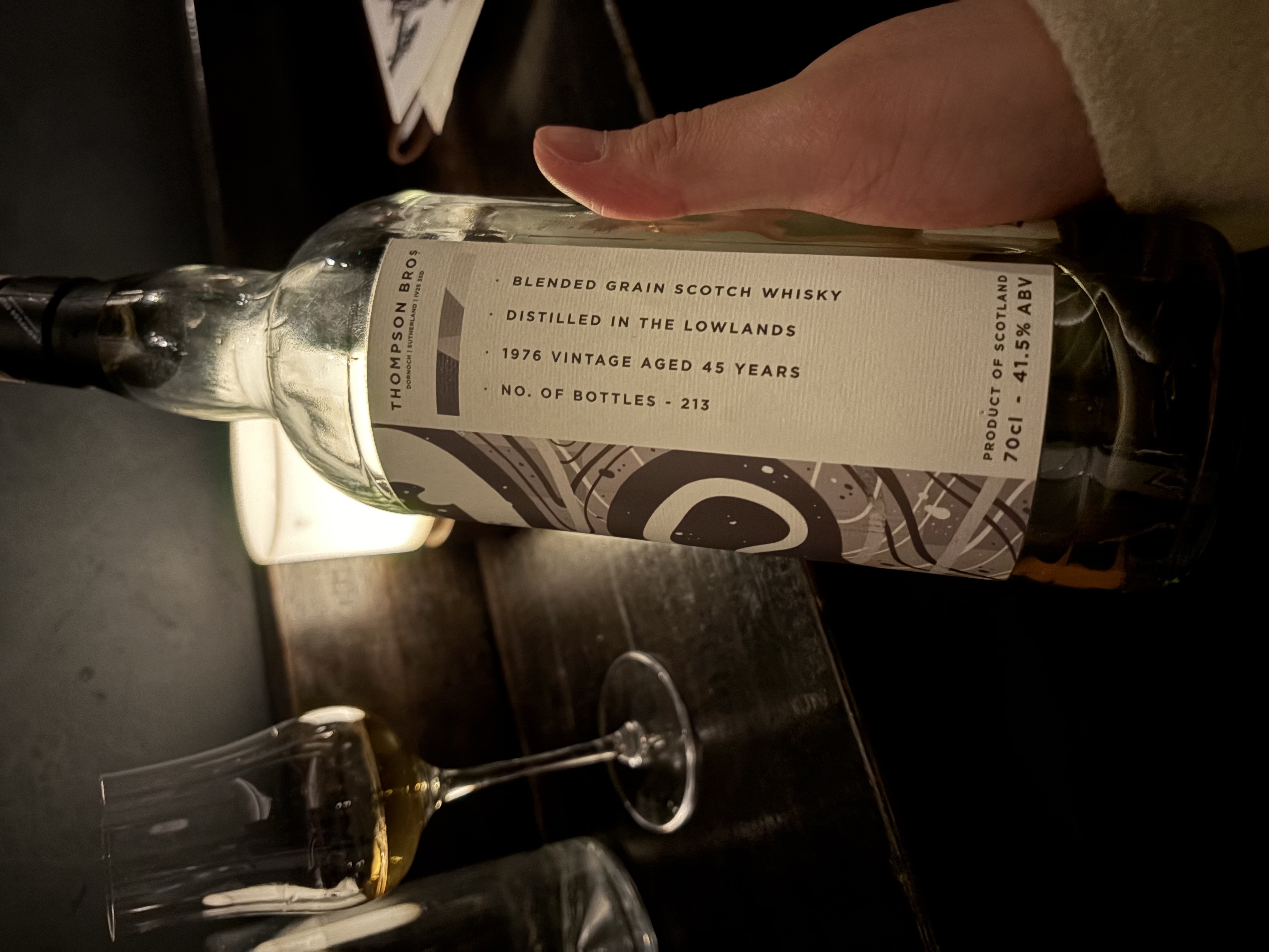 One Or Two 酒吧中的 Lowland Blended Grain Scotch Whisky 45YO